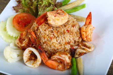 Kızarmış pilav ve deniz ürünleri.