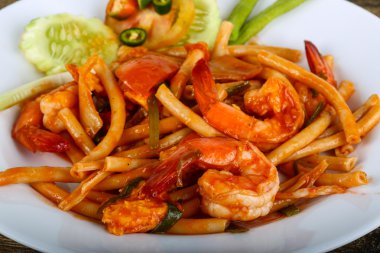 Deniz ürünleri ile baharatlı makarna