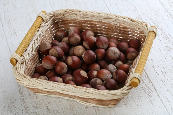 Avelãs maduras na cesta — Fotografia de Stock