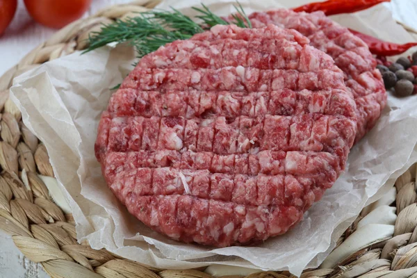 Çiğ burger pirzola — Stok fotoğraf