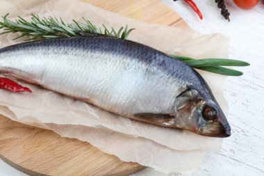 Soğan ve biberiye ile ringa balığı