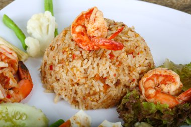 Kızarmış pilav ve deniz ürünleri.