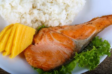 Kızarmış som balığı biftek