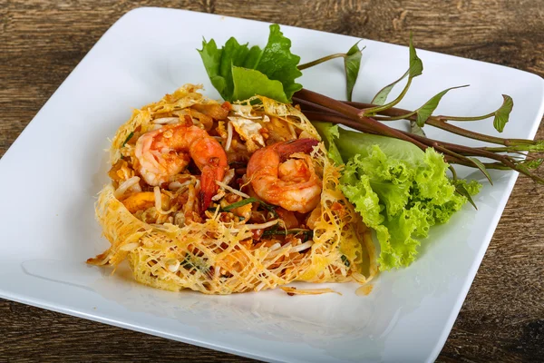 Pad lezat Thai dengan udang — Stok Foto