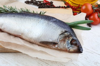 Soğan ve biberiye ile ringa balığı