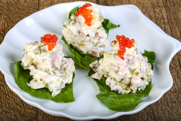 Russische salade met rode kaviaar — Stockfoto