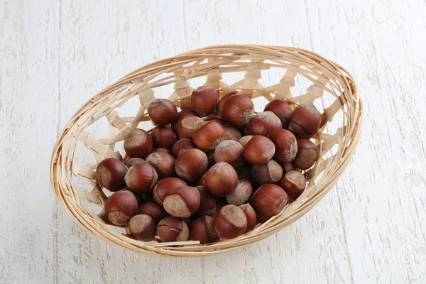 Zralé lískové ořechy v koši — Stock fotografie
