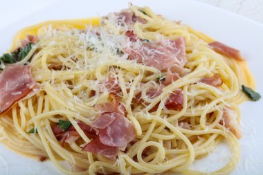 lezzetli makarna carbonara