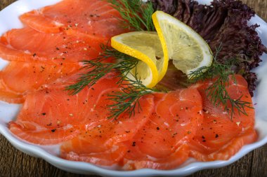 Lezzetli dilimlenmiş somon