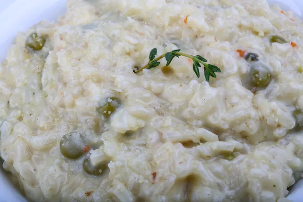 Risotto med ost och gröna ärtor — Stockfoto