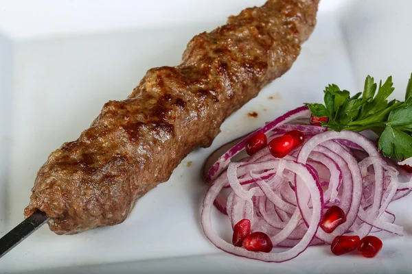 Carne kebab servido cebola — Fotografia de Stock