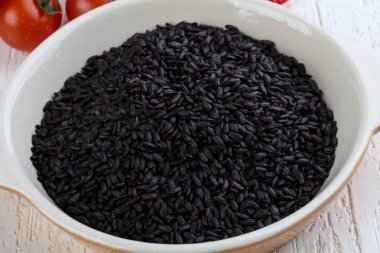 Ham siyah yabani pirinç