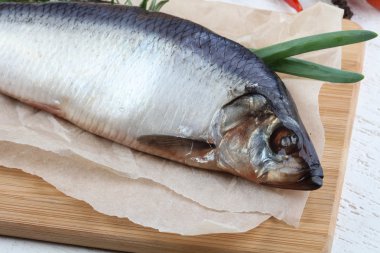 Soğan ve biberiye ile ringa balığı