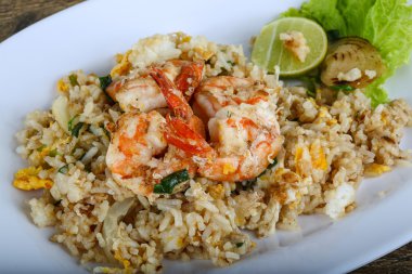 Kızarmış pirinç ve karides.