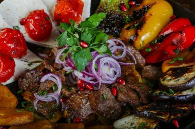 Kızarmış et ve sebze.