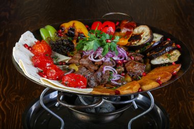 Kızarmış et ve sebze.