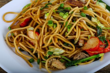 Deniz ürünleri ile Asya makarna