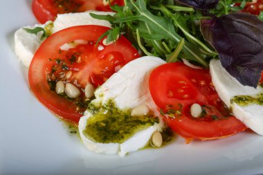 geleneksel caprese salatası