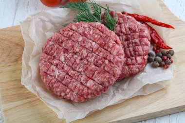 Çiğ burger pirzola