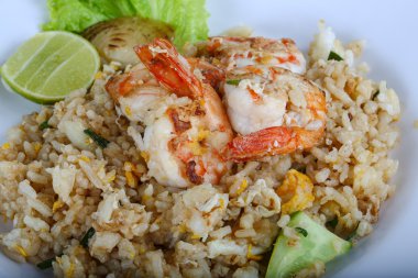 Kızarmış pirinç ve karides.