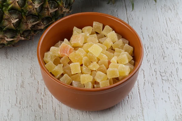 Сушеный ананас в миске — стоковое фото