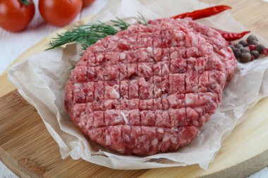 Çiğ burger pirzola