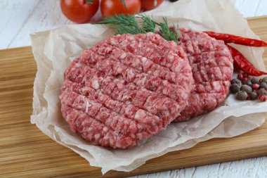 Çiğ burger pirzola