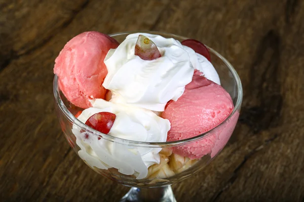Meyve ile tatlı dondurma — Stok fotoğraf