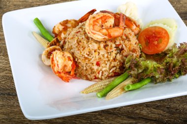 Kızarmış pilav ve deniz ürünleri.