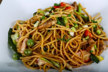 Deniz ürünleri ile Asya makarna