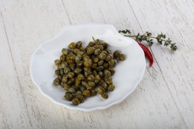 Kabın içinde turşu Kapari