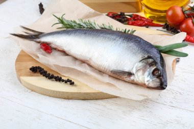 Soğan ve biberiye ile ringa balığı