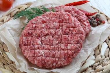 Çiğ burger pirzola