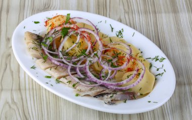 Patates ve soğan ile ringa balığı