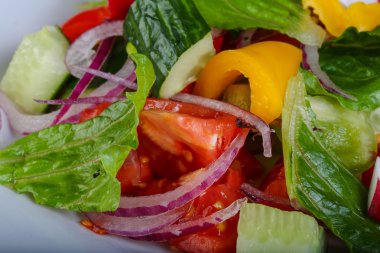 Taze sebze salatası.