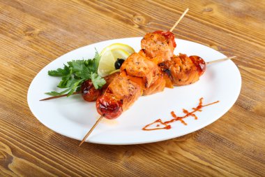 Kızarmış som balığı şiş