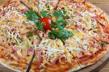 ev yapımı İtalyan pizza