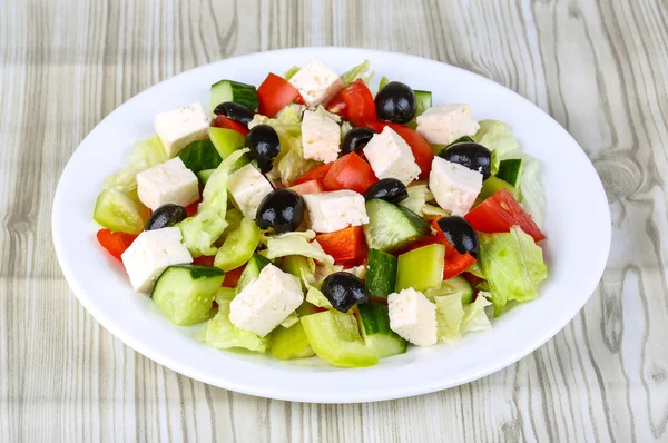 Frisch zubereiteter griechischer Salat — Stockfoto