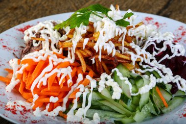 Sığır eti ve sebze salatası