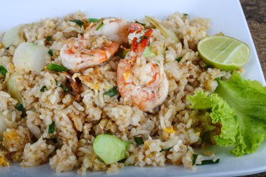 Kızarmış pirinç ve karides.