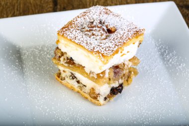 Fındık ile beyaz pasta