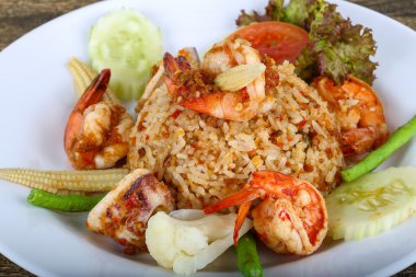 Kızarmış pilav ve deniz ürünleri.