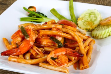 Deniz ürünleri ile baharatlı makarna