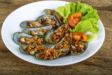 Taze midye sarımsak ile