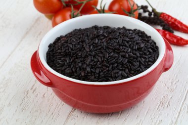 Ham siyah yabani pirinç