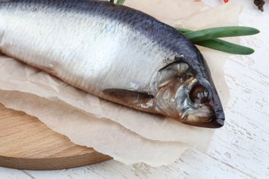 Soğan ve biberiye ile ringa balığı