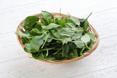 Ispanak yaprakları sepet