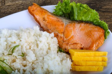 Kızarmış som balığı biftek