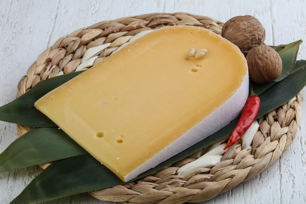 Fast gul ost – stockfoto