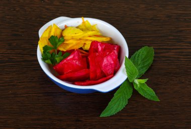 Kırmızı ve sarı lahana turşusu